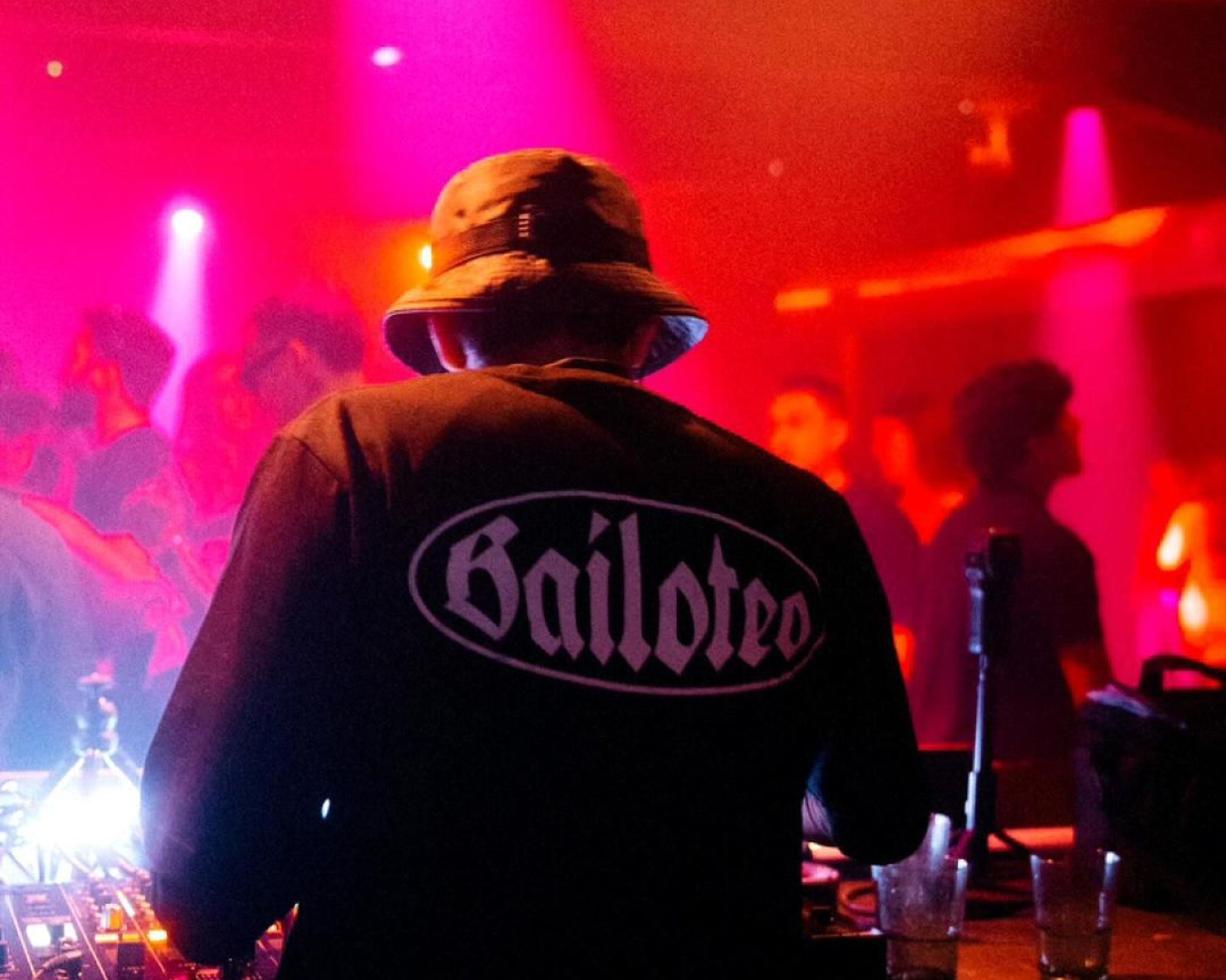 A Bailoteo DJ with the 2D logo printed onto the back of his tshirt